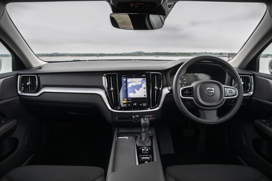 Торпедо Volvo V60 D4 Momemtum 2018 года  (UK) (фото 23 из 40)